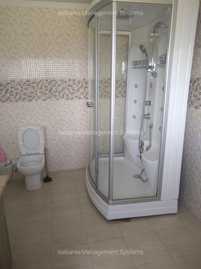 4 Bed House with En Suite at - 13