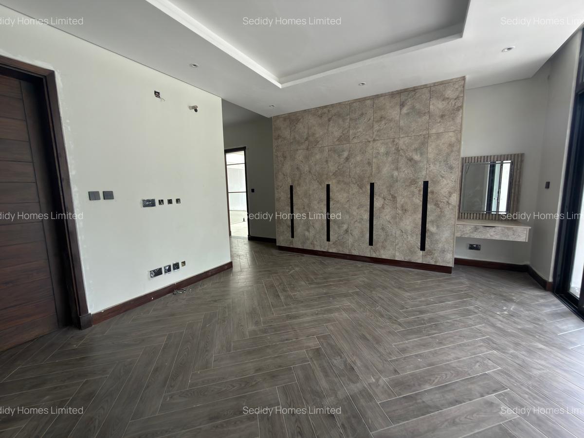 5 Bed Villa with En Suite in Nyari - 12