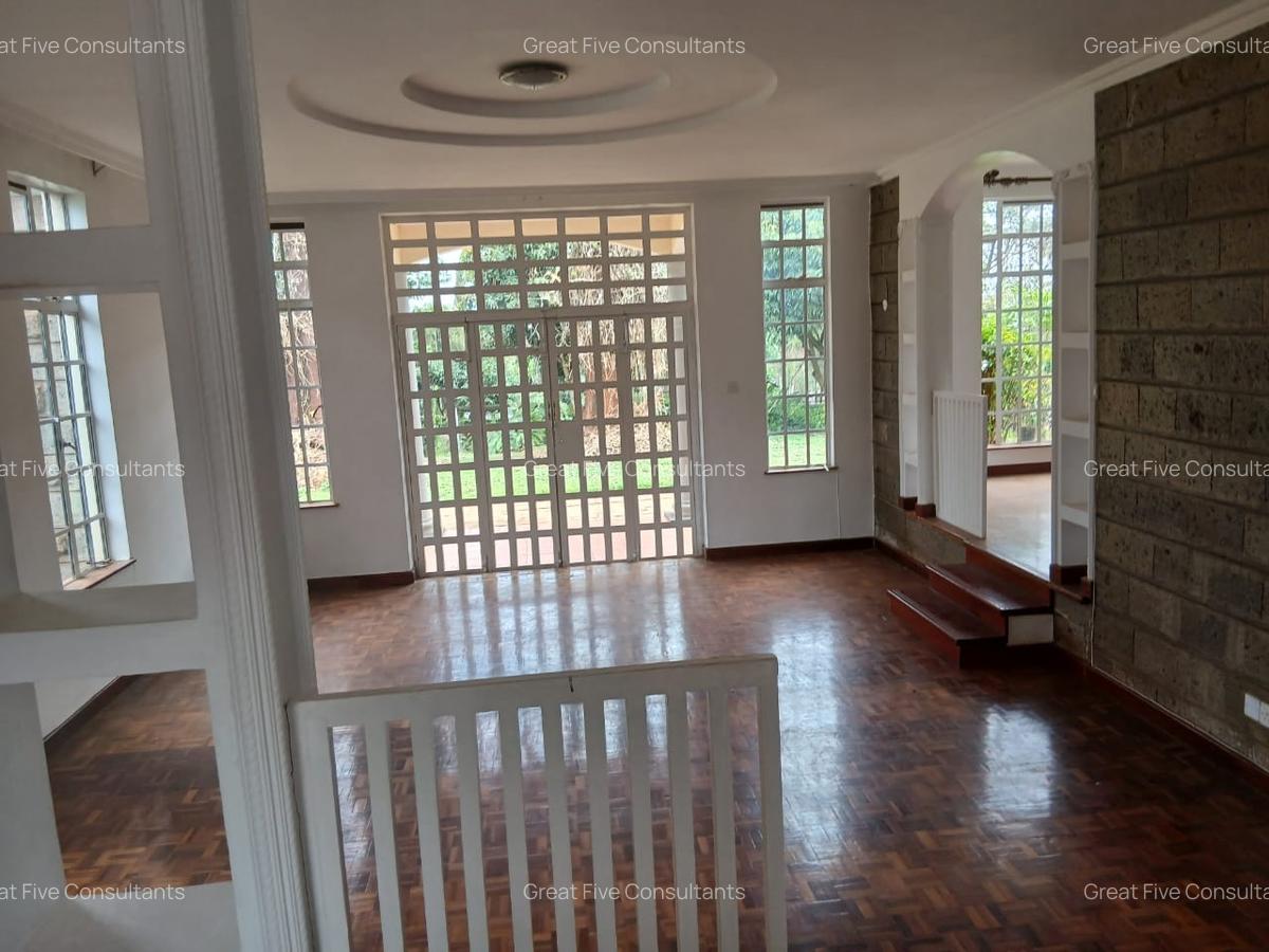 4 Bed Villa with En Suite in Redhill - 4