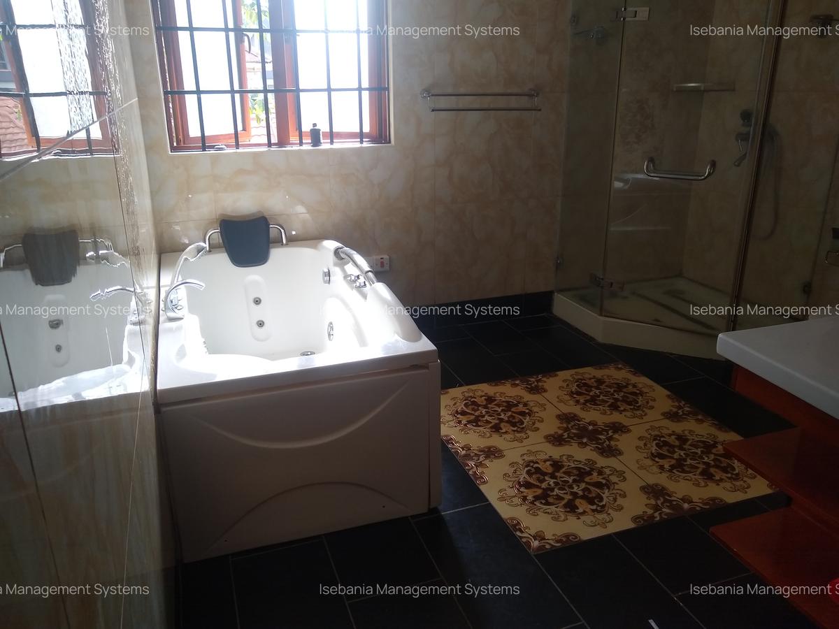 5 Bed House with En Suite at - 12