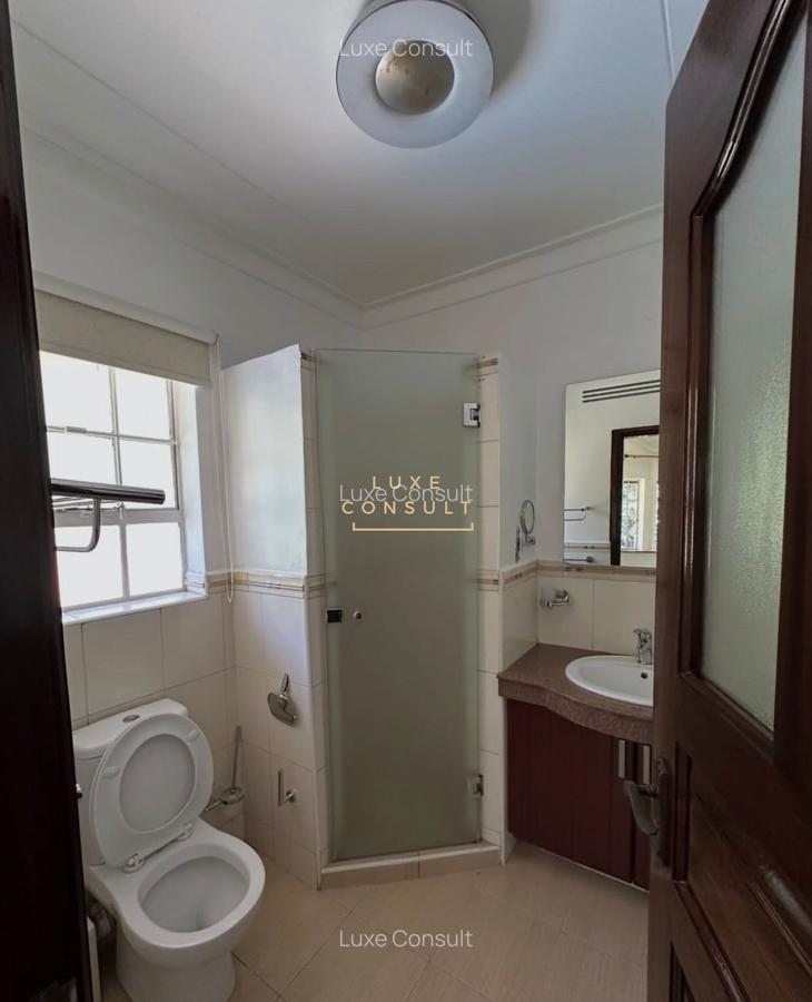 5 Bed Townhouse with Swimming Pool in Rosslyn - 4