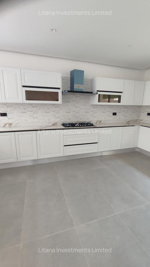 5 Bed Townhouse with En Suite in Lavington - 19