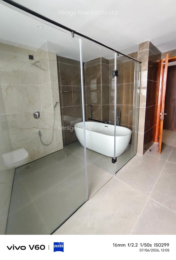 4 Bed Apartment with Swimming Pool in Riverside - 5