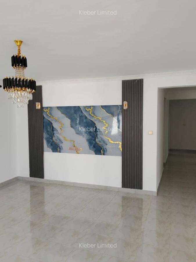 4 Bed House with En Suite in Membley - 2