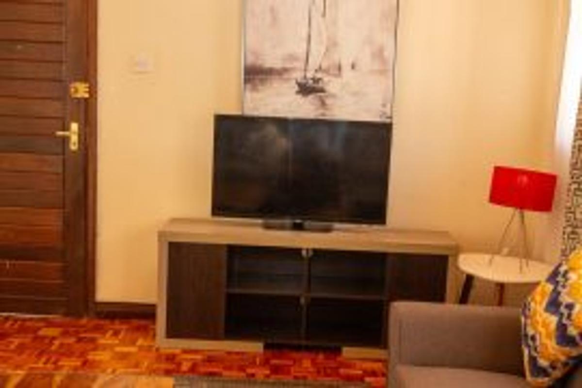 Serviced 1 Bed Apartment with En Suite in Lavington - 4