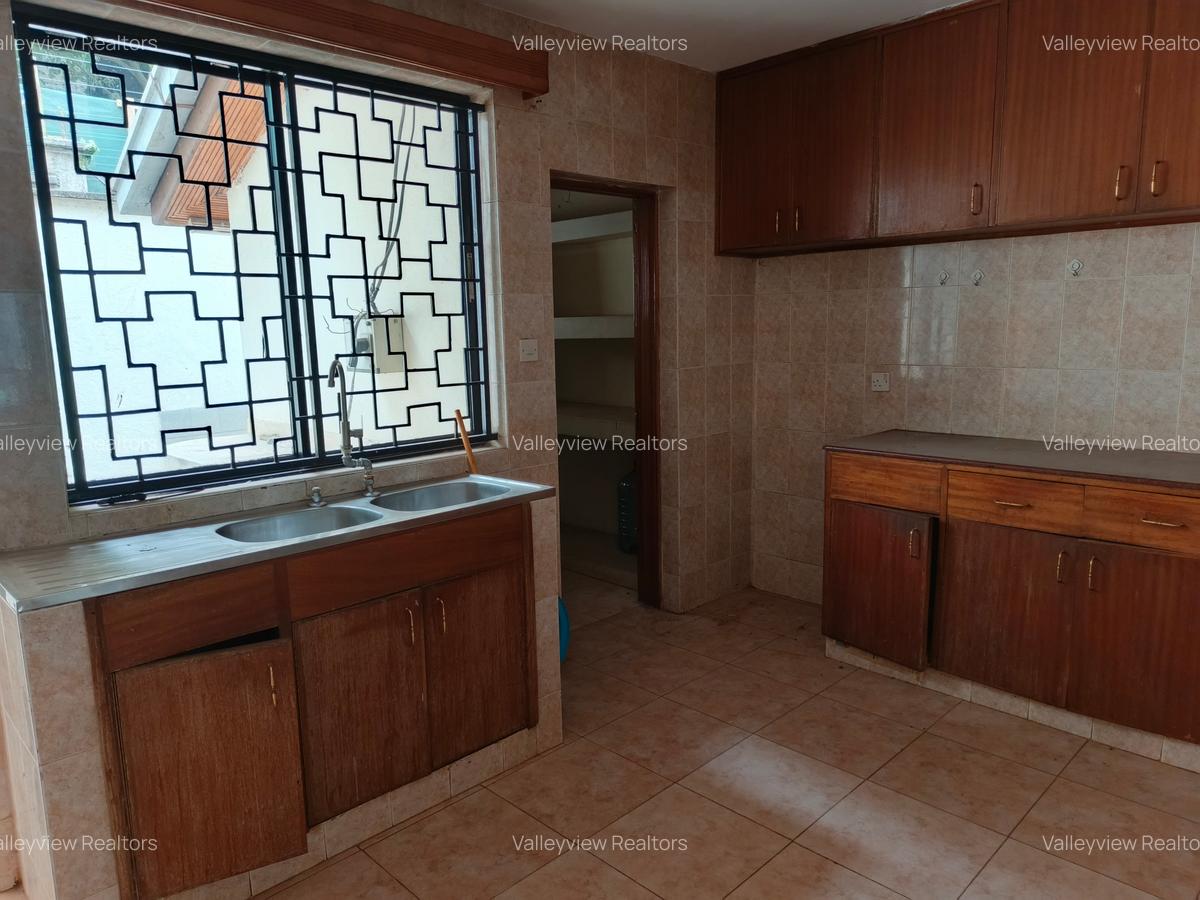 4 Bed Townhouse with En Suite at Lavington - 7