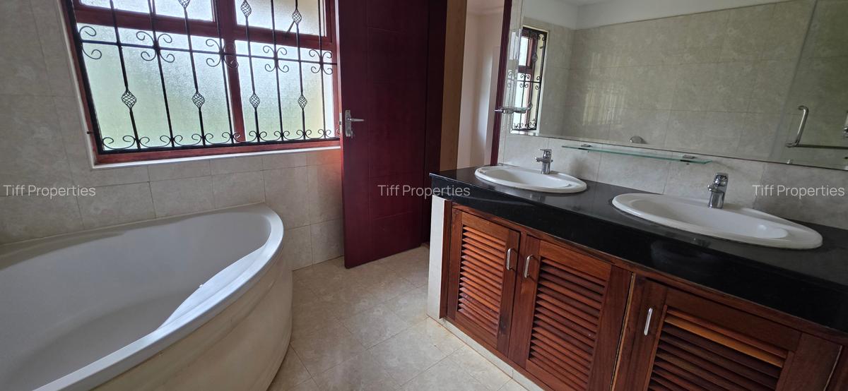 5 Bed Townhouse in Runda - 12