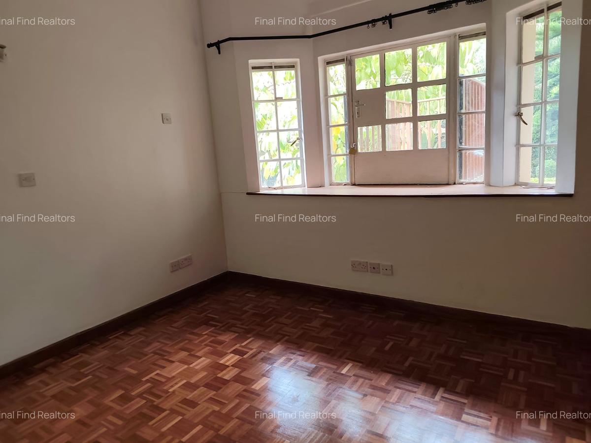 5 Bed Townhouse with Swimming Pool in Rosslyn - 17