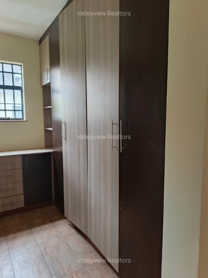 5 Bed Townhouse with En Suite at Lavington - 19