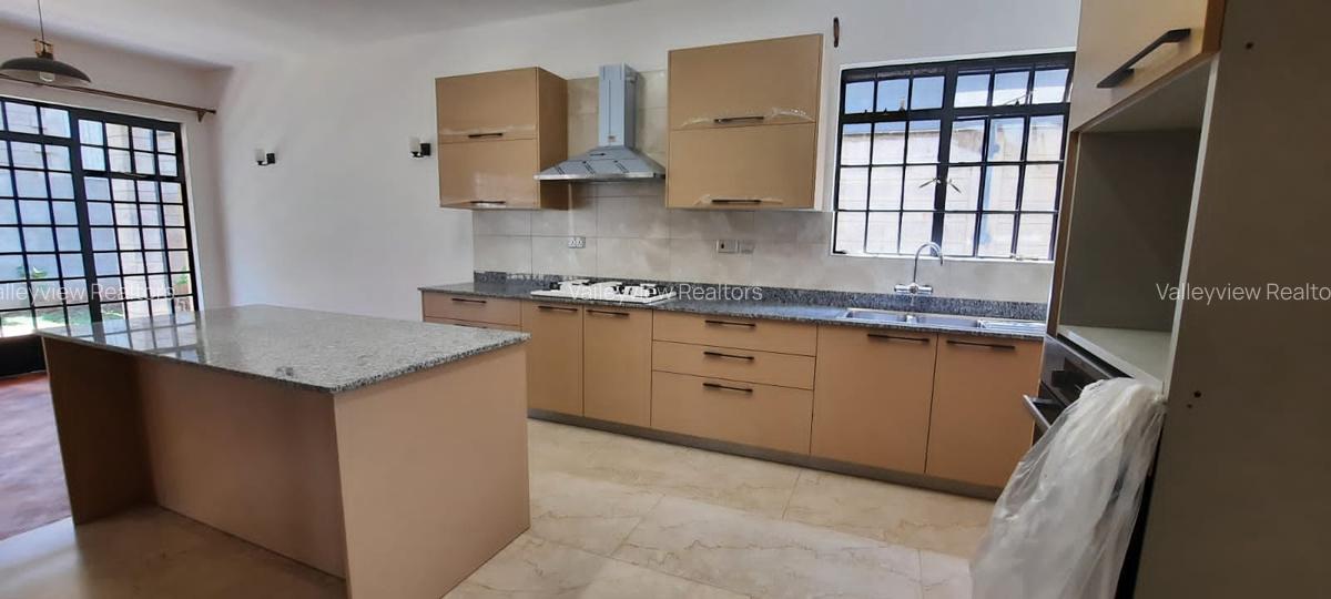 5 Bed Townhouse with En Suite at Lavington - 4