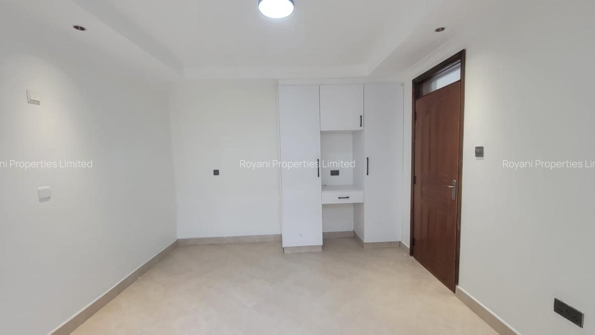 6 Bed House with En Suite in Membley - 9