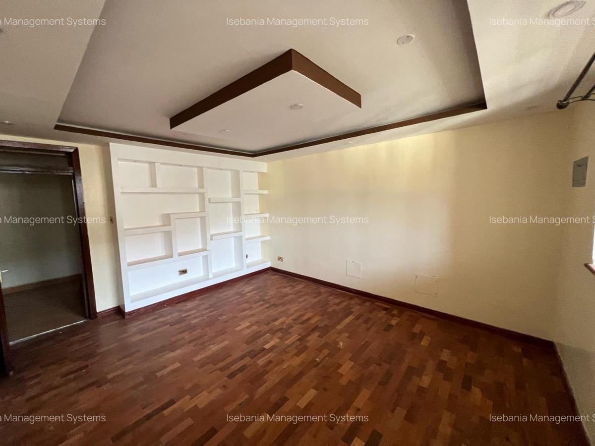 8 Bed House with En Suite at - 18