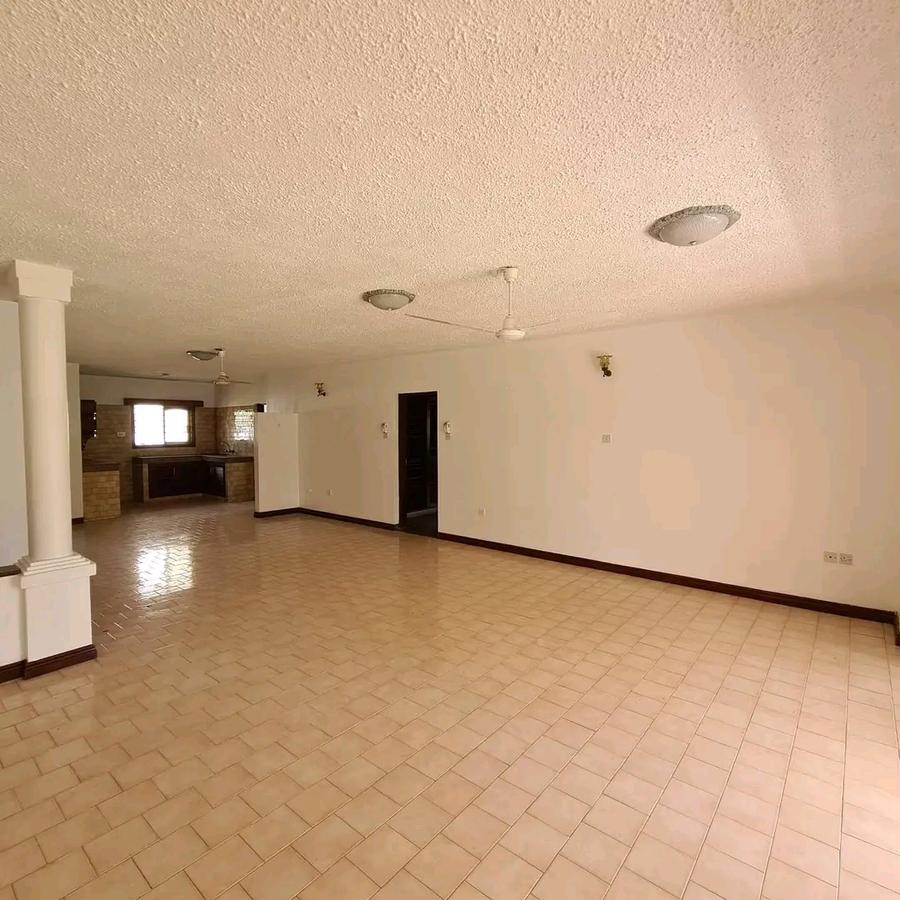 3 Bed Apartment with En Suite at Behind Citymall - 3