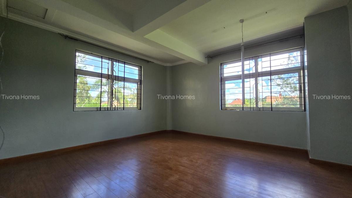 5 Bed House with En Suite in Ridgeways - 4