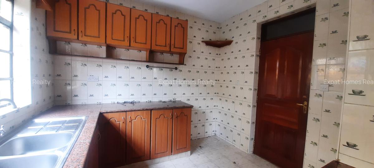 4 Bed House with En Suite in Lavington - 6