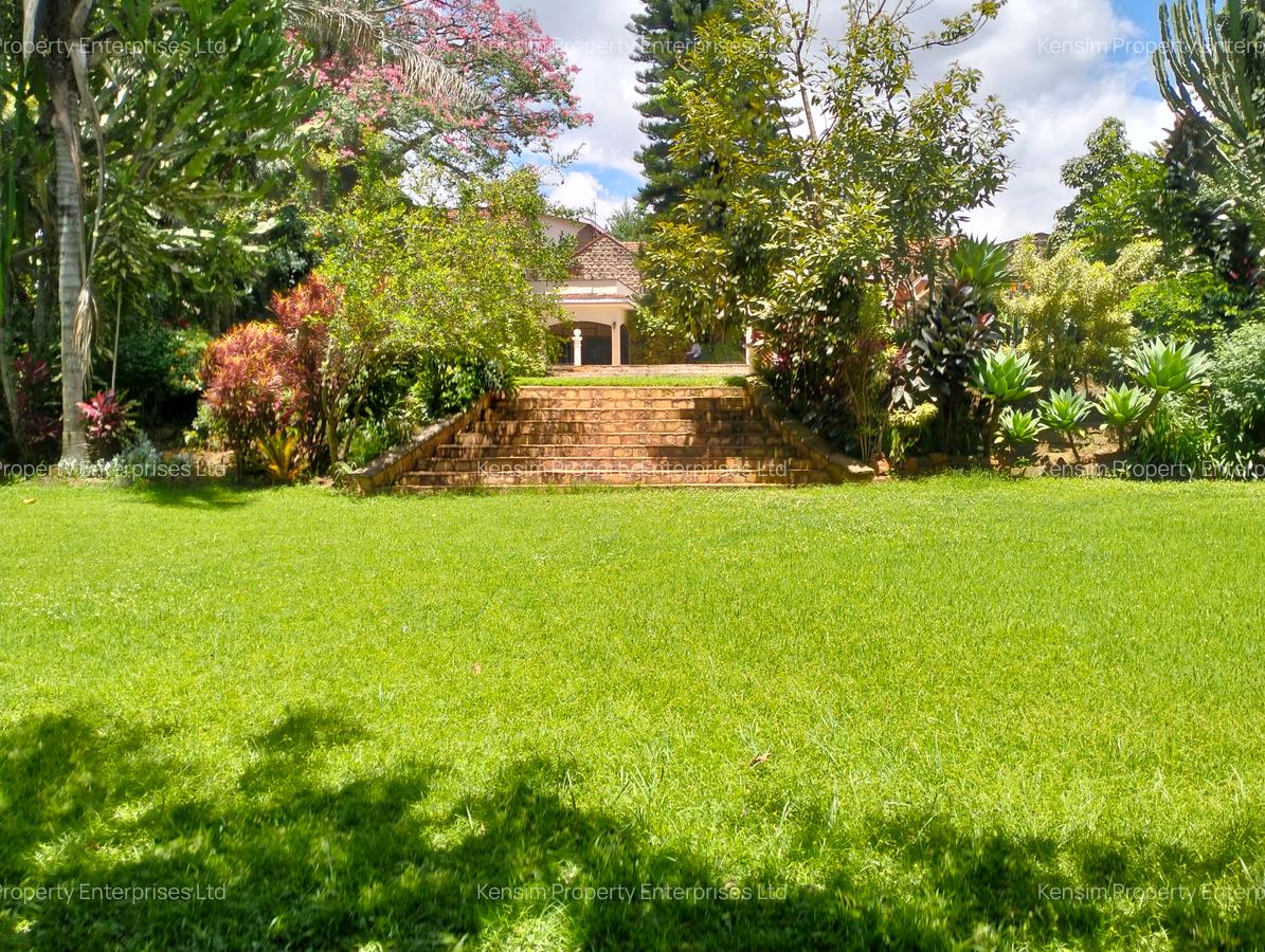 6 Bed House with En Suite in Lavington - 4