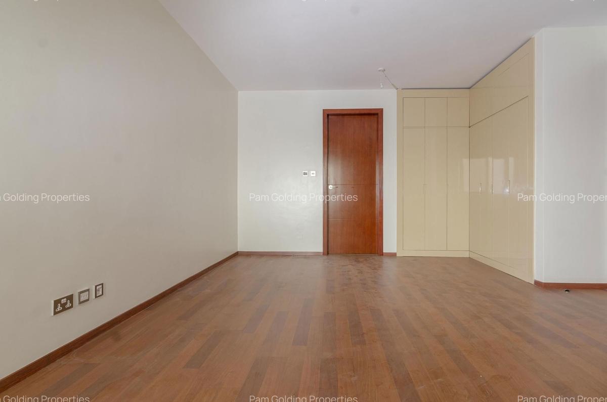 3 Bed Apartment with En Suite in Parklands - 14