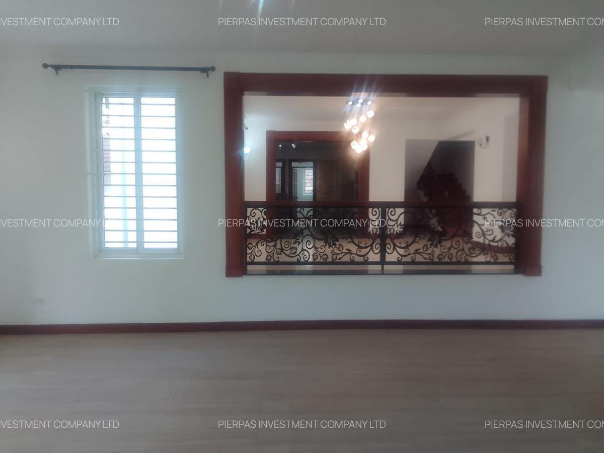 5 Bed Townhouse with En Suite in Rosslyn - 2