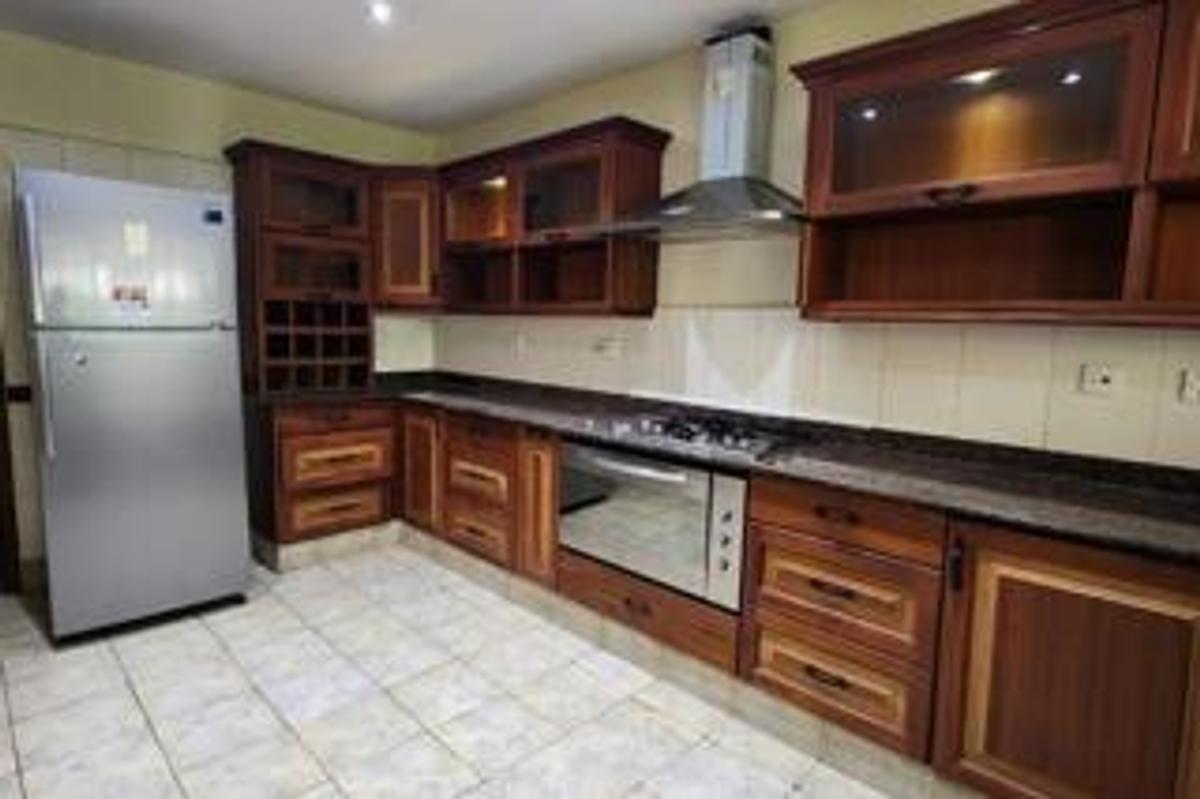 5 Bed Townhouse with En Suite at Lavington Green - 3