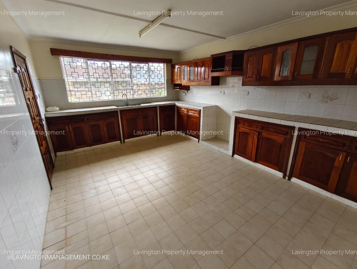 5 Bed House with En Suite at Lavington Green - 4