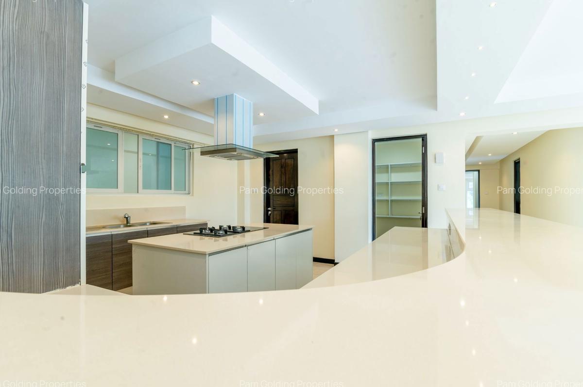 3 Bed Apartment with En Suite in Riverside - 2