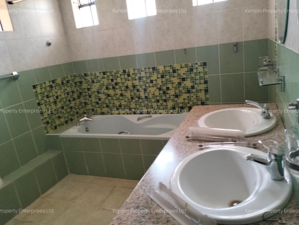 4 Bed Townhouse with En Suite in Lavington - 18