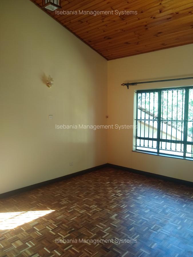 4 Bed House with En Suite at - 14