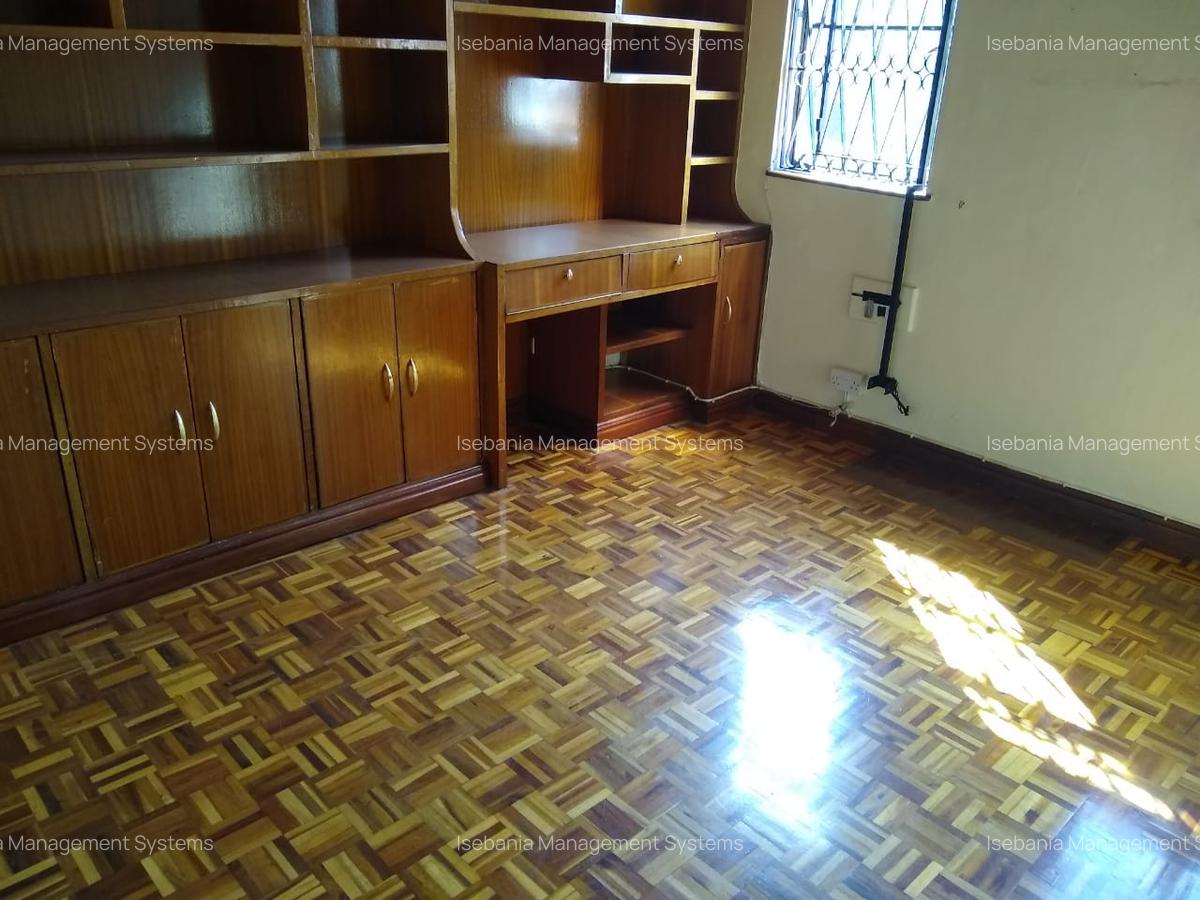 4 Bed House with En Suite at - 14