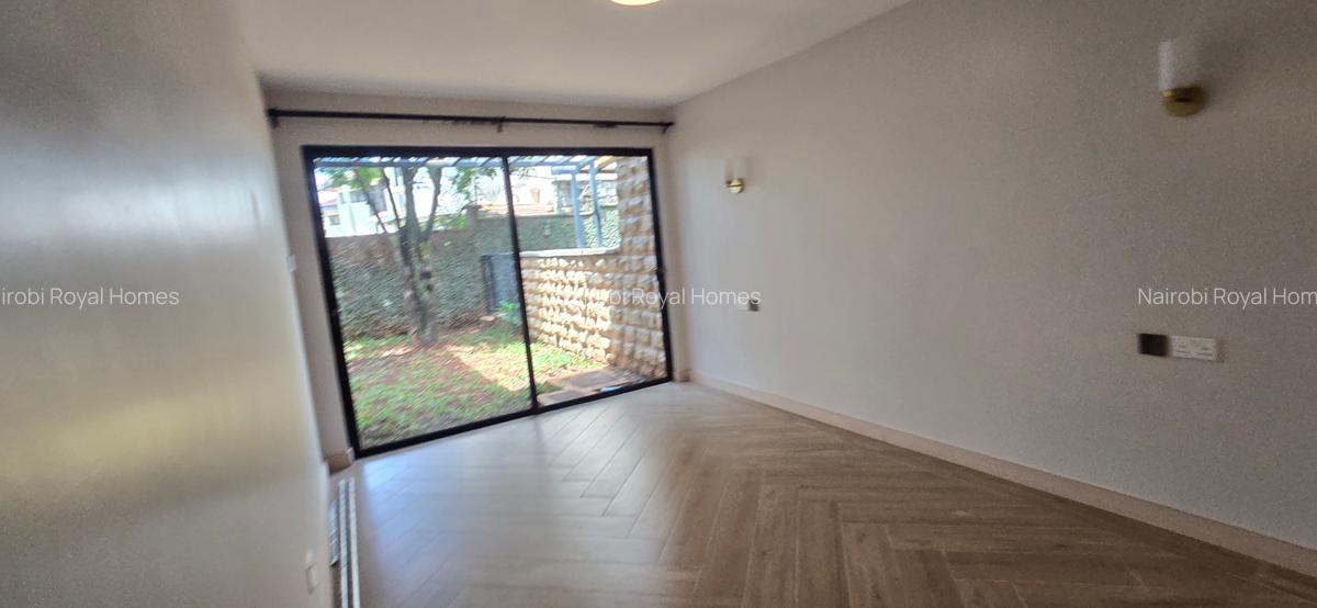 5 Bed House with En Suite at Lavington Green - 9