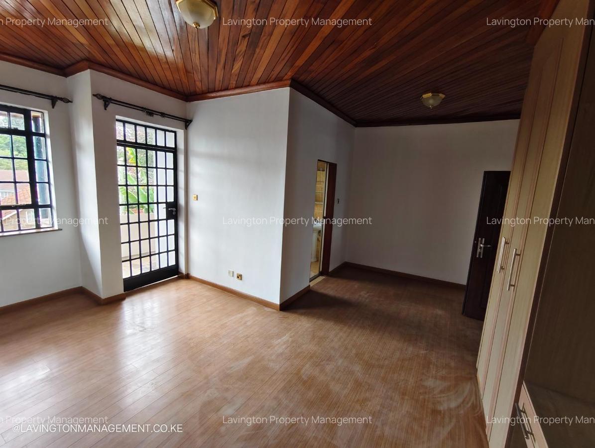 5 Bed Villa with En Suite at Lavington Green - 15