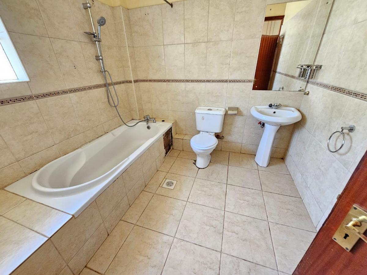 3 Bed House with En Suite in Ridgeways - 15