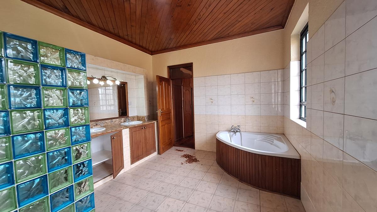 4 Bed House with En Suite in Runda - 10