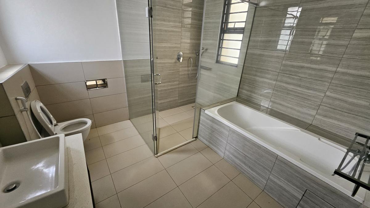 4 Bed House with En Suite in Garden Estate - 14