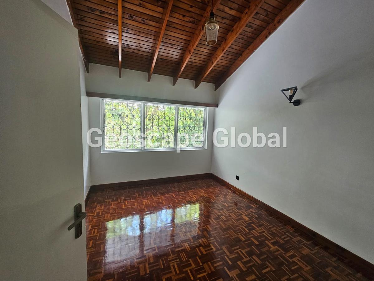4 Bed House with En Suite in Rosslyn - 15