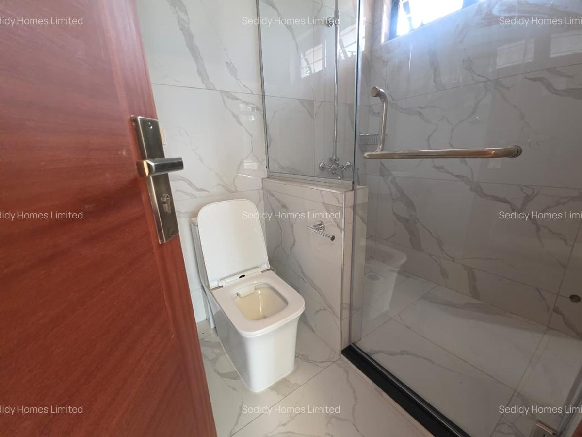 6 Bed House with En Suite in Runda - 14
