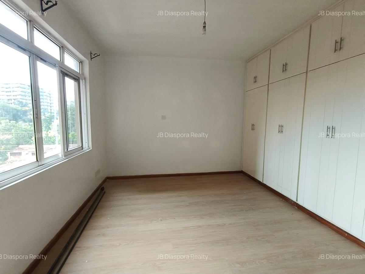 3 Bed Apartment with En Suite in Brookside - 12