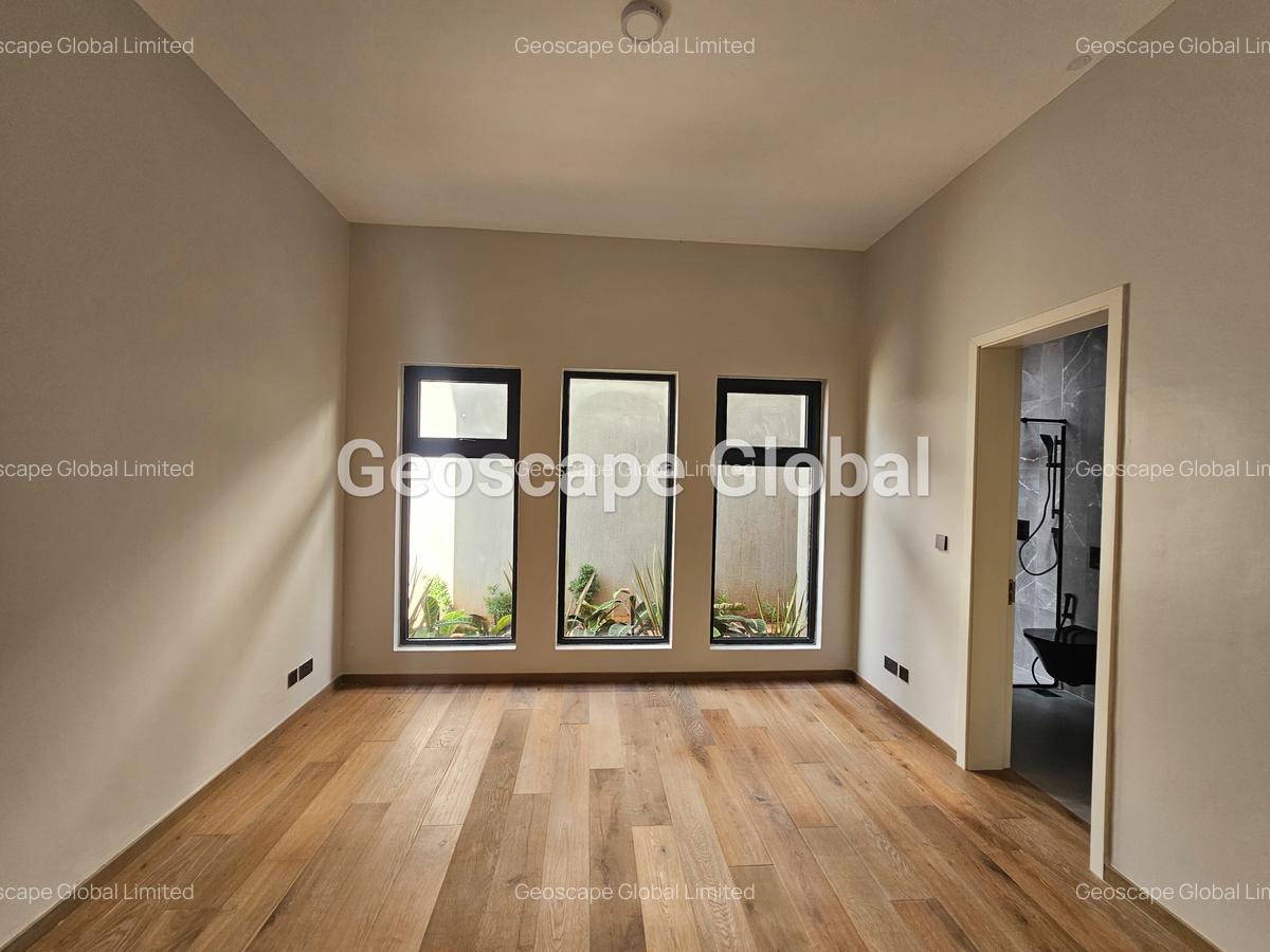 5 Bed House with En Suite in Runda - 10