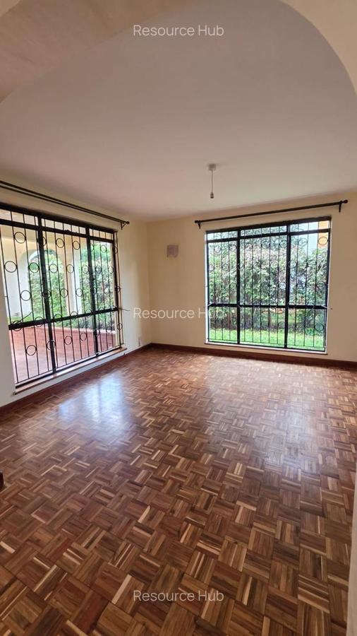 4 Bed House with En Suite at Mountain View - 8