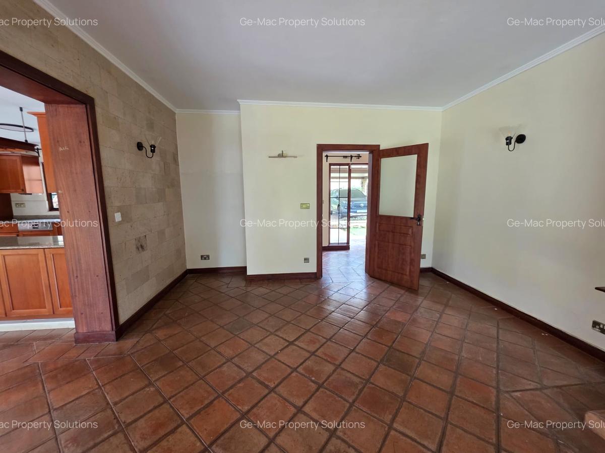 4 Bed House with En Suite in Ridgeways - 15