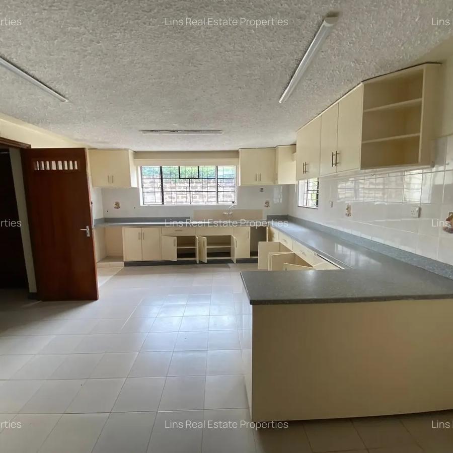 5 Bed House with En Suite in Runda - 17