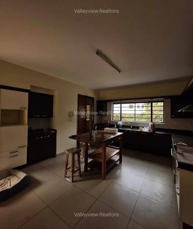 5 Bed Townhouse with En Suite at Lavington - 13