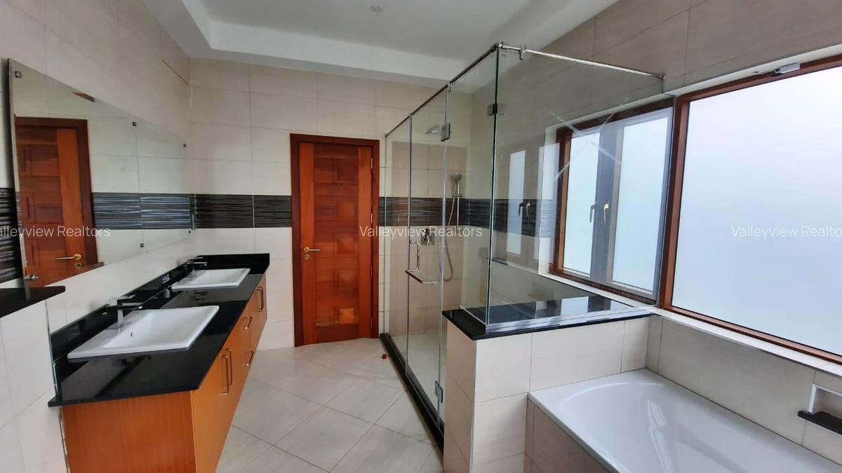 5 Bed Townhouse with En Suite at Lavington - 14