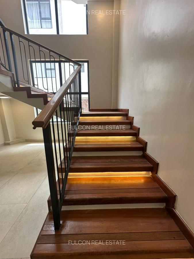 5 Bed Villa with En Suite in Westlands Area - 18
