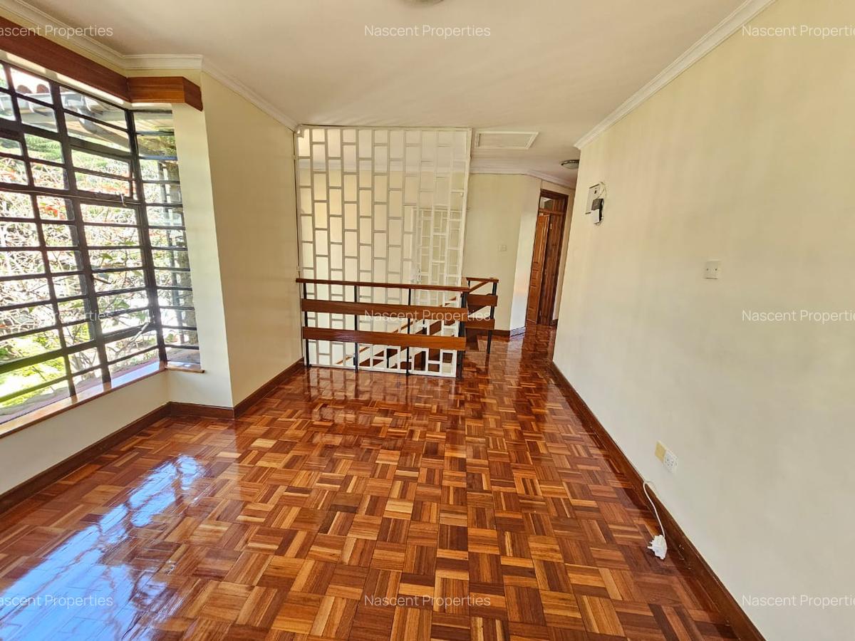 4 Bed House with En Suite in Rosslyn - 16