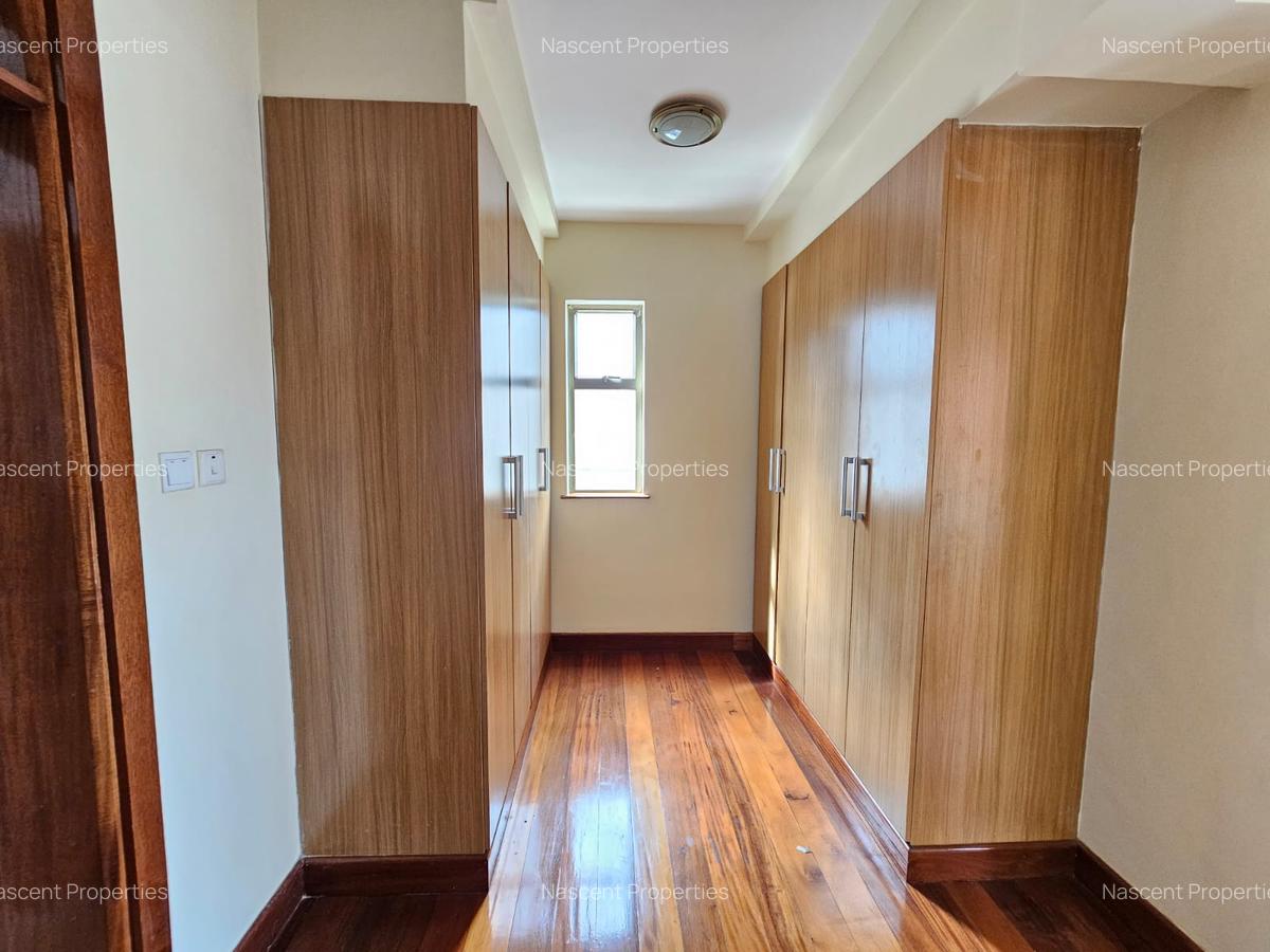 5 Bed Townhouse with En Suite in Lavington - 2