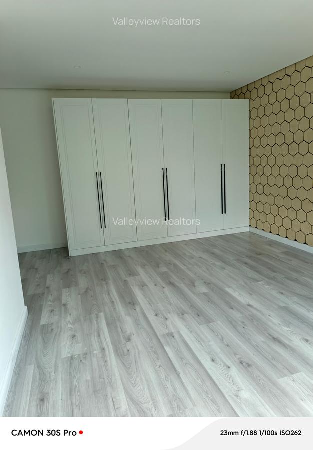 5 Bed Townhouse with En Suite at Lavington - 7