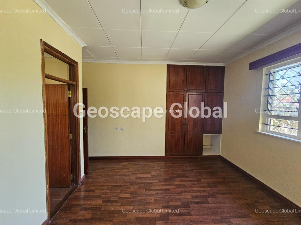 4 Bed House with En Suite in Lavington - 14