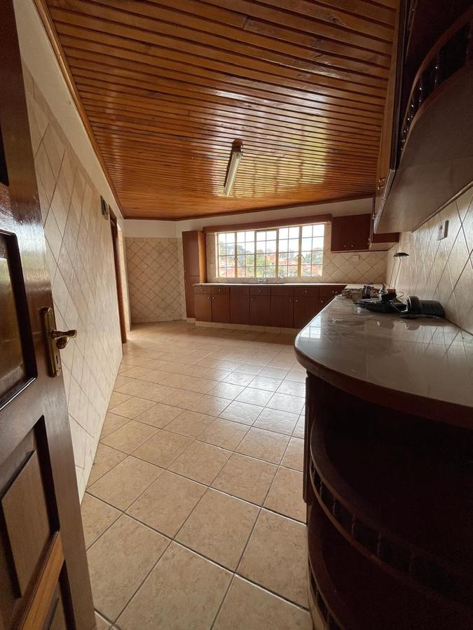 3 Bed Apartment with En Suite in Brookside - 5