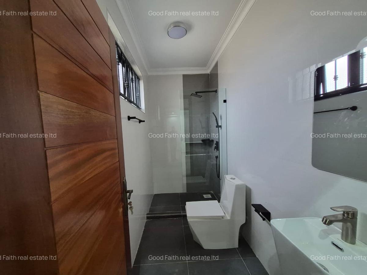 5 Bed House with En Suite in Runda - 13