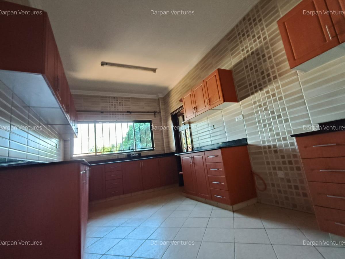 4 Bed Apartment with En Suite in Brookside - 2